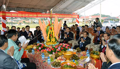 Nghi lễ buộc chỉ cổ tay dành cho những người bạn thân thiết.