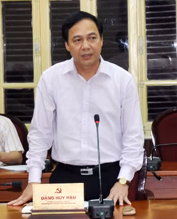 Đồng chí Đặng Huy Hậu, Phó Chủ tịch UBND tỉnh trình bày báo cáo thực hiện Chỉ thị số 15-CT/TU của BTV Tỉnh ủy.