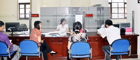 Khách đến giao dịch tại bộ phận “một cửa” Bảo hiểm xã hội tỉnh.