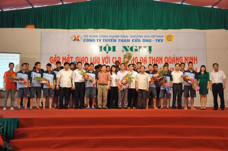 Các ban ngành, đoàn thể, doanh nghiệp tặng hoa, quà cho CLB bóng đá TQN
