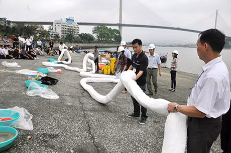 học viên thục hành lắp ráp và triển khai phao quây - thấm dầu