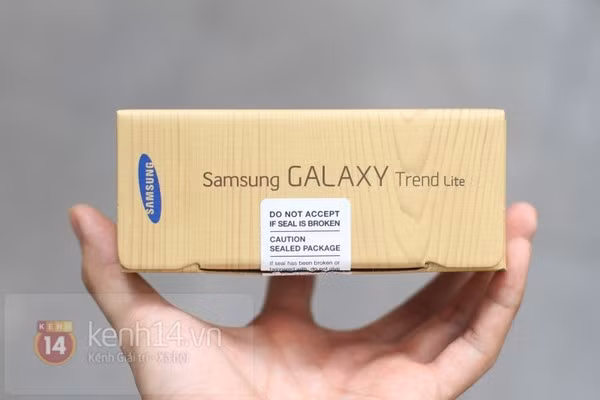 Hộp đựng sản phẩm có thiết kế tương đồng với các sản phẩm smartphone Samsung thời gian gần đây.