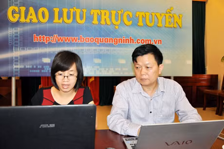 Ông Ninh Văn Chủ, Giám đốc Trung tâm Y tế dự phòng tỉnh trả lời câu hỏi của độc giả.