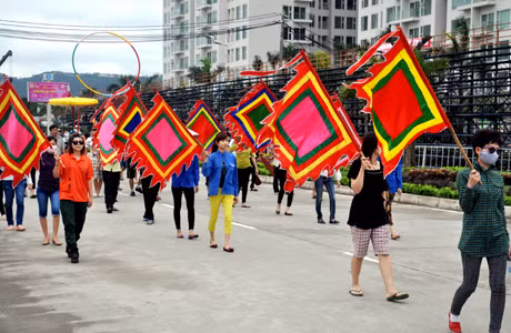 Màn múa cờ hội.