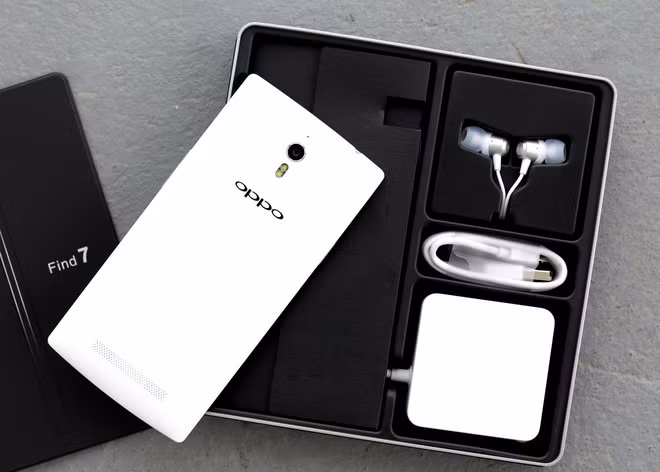 Các phụ kiện đi kèm được đóng gói khá kỹ với tai nghe In-ear, cáp microUSB và sạc riêng. Dán báo vệ màn hình được dán sẵn lên máy.