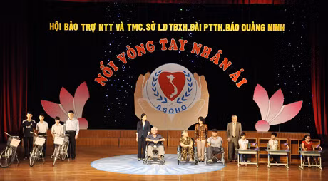 Các đồng chí lãnh đạo tỉnh và ông Hoàng Thanh, Chủ tịch Hội Bảo trợ NTT&TMC Quảng Ninh trao xe lăn, xe đạp và góc học tập cho người khuyết tật và trẻ mồ côi
