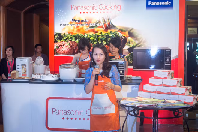 Với các thiết bị nhà bếp, Panasonic mang đến nồi cơm, lò vi sóng đa chức năng giúp tiết kiệm thời gian nấu nướng.