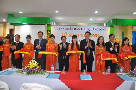 Các đồng chí lãnh đạo tỉnh cắt băng khai trương hoạt động Trung tâm hành chính công tỉnh