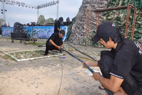 Lắp đặt hệ thống điện cho dàn đèn