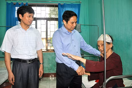Đồng chí Phạm Minh Chính, Ủy viên T.Ư Đảng, Bí thư tỉnh ủy thăm hỏi bệnh nhân đang điều trị tại Trung tâm Y tế Đầm Hà (Đầm Hà)