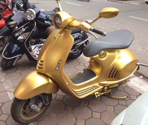 Có lẽ những nhà thiết kế của Piaggio chưa từng nghĩ tới việc sử dụng màu vàng gold cho siêu phẩm Vespa 946. Nhưng tại Việt Nam điều đó đã xảy ra. Ảnh: Vũ Thu Hà.