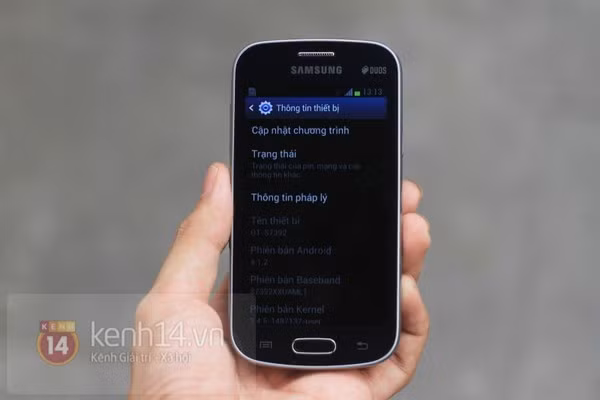 Cả hai thiết bị cùng sử dụng hệ điều hành Android 4.1.2 Jelly Bean.