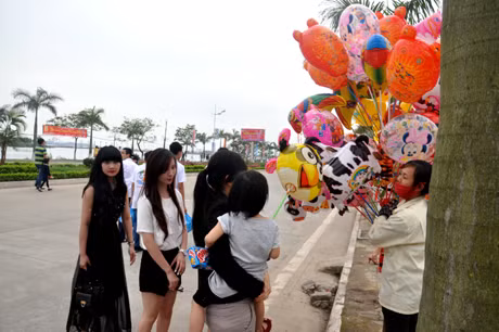 Mua đồ kỷ niệm cho bé nhân dịp dự Carnaval.