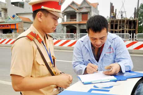 Đội CSGT trung tâm và dẫn đoàn xử lý vi phạm trên quốc lộ 18 đoạn qua phường Đại Yên, TP Hạ Long