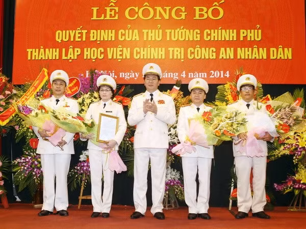 Đại tướng Trần Đại Quang, Ủy viên Bộ Chính trị, Bộ trưởng Bộ Công an trao Quyết định bổ nhiệm Ban Giám đốc Học viện Chính trị Công an nhân dân. (Ảnh: Doãn Tấn/TTXVN)