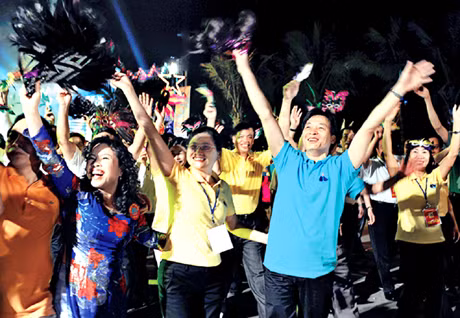 Phạm Mạnh Hùng và Đỗ Phương, không hẹn mà gặp, khi đều “chộp được” khoảnh khắc hân hoan của cả người dân với các cán bộ lãnh đạo tỉnh nhà trong Lễ hội…