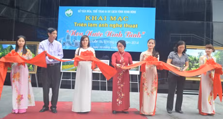 Đại diện Sở Văn hóa- Thể thao và Du lịch của 2 tỉnh Quảng Ninh và Ninh Bình cắt băng khai mạc triển lãm
