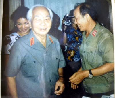 Đại tá Kiều Văn Kiên chụp ảnh lưu niệm cùng Đại tướng Võ Nguyên Giáp nhân dịp Đại tướng tròn 82 tuổi, năm 1993. (Ảnh: Nhân vật cung cấp)