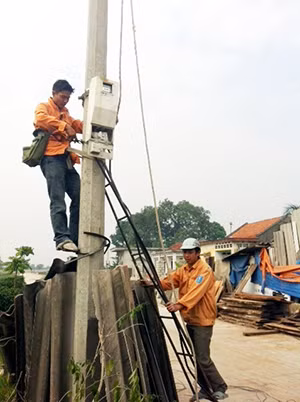 Công nhân Điện lực Quảng Ninh thay mới công tơ điện trên địa bàn xã Thượng Yên Công (TP Uông Bí).