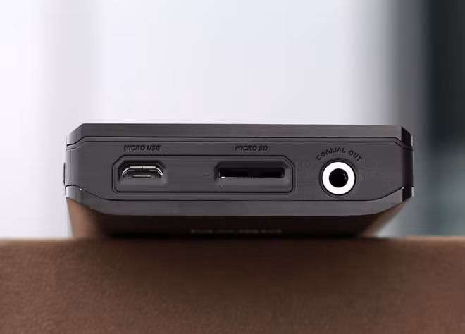 Phía đỉnh là cổng microUSB, giắc Coaxial cùng khe cắm thẻ nhớ microSD, bộ nhớ trong có sẵn 8 GB.