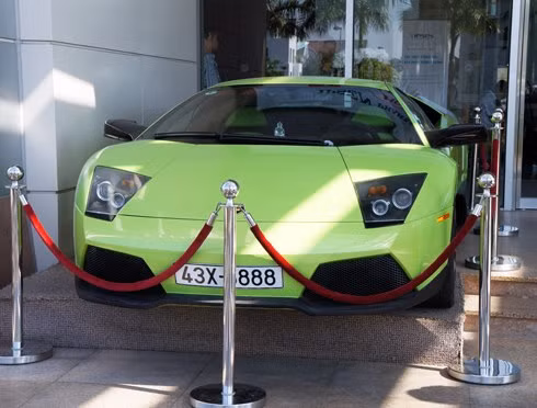 Chiếc Lamborghini xanh cốm xuất hiện trên đường phố Đà Nẵng hồi cuối tháng 12/2010. Cũng như các siêu xe khác ở Việt Nam, ngoài màu độc thì Murcielago LP640 còn có biển số đẹp không kém. >> Ảnh chi tiết