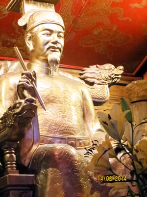 Tượng Đức vua Lê Thánh Tông.