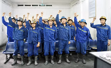 Công nhân Phân xưởng K11, Công ty CP Than Vàng Danh hô an toàn trước khi vào lò.