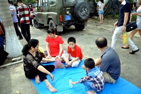 Nhiều gia đình ngồi chờ đến giờ biểu diễn Carnaval.