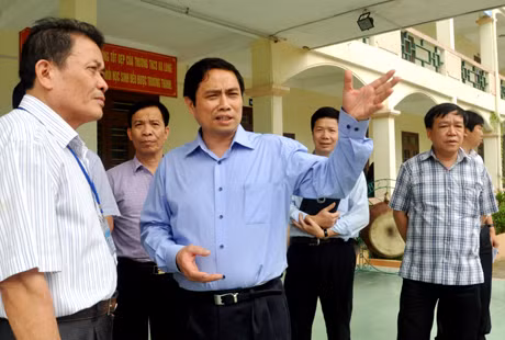 trò chuyện với cán bộ, giáo viên Trường THCS Ka Long