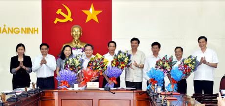 Các đồng chí lãnh đạo tỉnh tặng hoa chia tay các đồng chí cán bộ diện BTV quản lý về nghỉ hưu.
