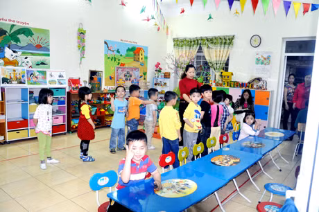 Cô và trò Trường Mầm non Hoa Hồng (TX Quảng Yên).
