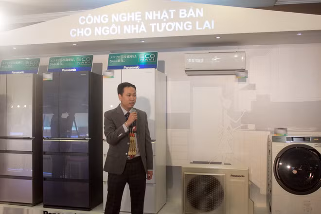 Ngoài những sản phẩm được sản xuất trong nước, Panasonic còn mang đến các thiết bị nhập khẩu từ Nhật Bản như dòng tủ lạnh, máy giặt thế hệ mới. Hãng cho biết, các sản phẩm này đều được thử nghiệm để thích nghi tốt với điều kiện thời tiết, thói quen sử dụng của người Việt Nam và sẽ bán trong thời gian tới.