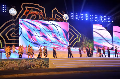 Biểu diễn nghệ thuật trên sân khấu Carnaval Hạ Long 2014.