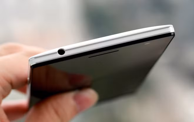 Giắc tai nghe 3,5 mm ở đỉnh máy.