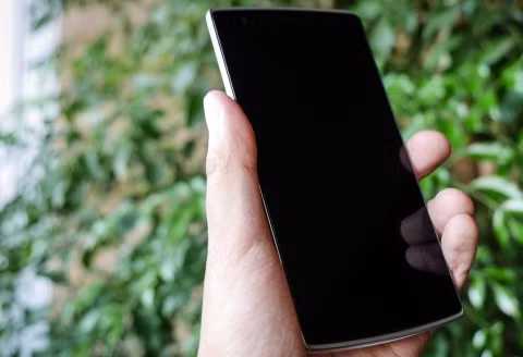 OnePlus one khá nhẹ khi cầm trên tay.