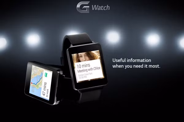 Thiết bị vận hành trên nền tảng Android Wear với đặc trưng là giao diện dạng thẻ.