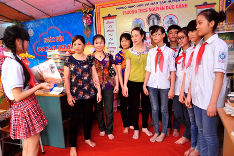 Học sinh Trường THCS Nguyễn Đức Cảnh giới thiệu sách lịch sử với cha mẹ học sinh.