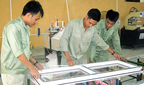 Học viên Trung tâm Giáo dục lao động xã hội tỉnh học nghề sản xuất cửa nhựa lõi thép tại chỗ.