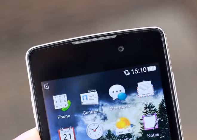 Giá cao hơn Nokia X và thấp hơn Xperia E1 của Sony, nhưng Oppo Joy có camera phụ ở mặt trước (VGA), màn hình cũng có cảm biến tự động điều chỉnh độ sáng.