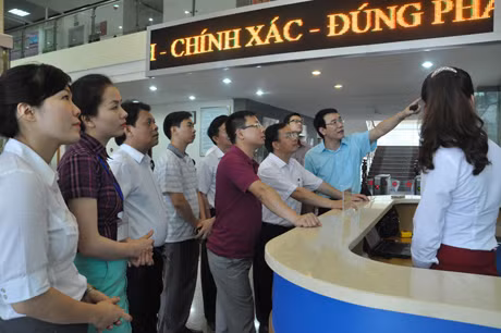 Đoàn công tác tỉnh Điện Biên thăm quan Trung tâm hành chính công tỉnh.