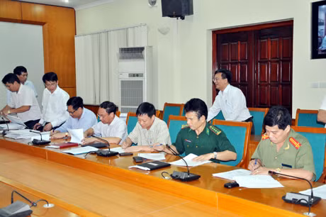 Các thành viên tổ thẩm định rà soát hồ sơ của các doanh nghiệp đăng ký.