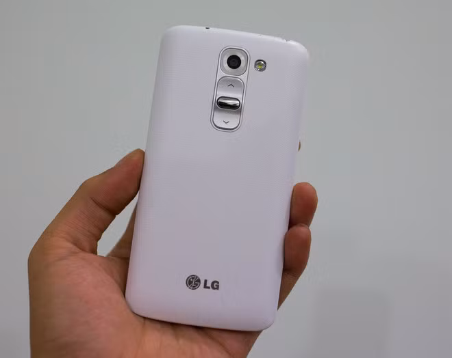 Cụm phím cứng phia sao đặc trưng của dòng smartphone G cao cấp của LG.