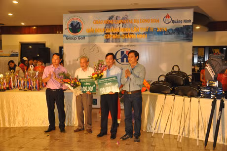 Ông Nguyễn Tiến Mạnh, Tổng Biên tập Báo Quảng Ninh và ông Nguyễn Hữu Thủy, Chủ tịch Hội Golf Quảng Ninh trao 30 triệu đồng cho đại diện Trung tâm Trung tâm Bảo trợ người tàn tật và trẻ mồ côi Quảng Ninh; 100 triệu đồng cho xã Phú Hải huyện Hải Hà để xây dựng cụm phát thanh trong chương trình xây dựng nông thôn mới