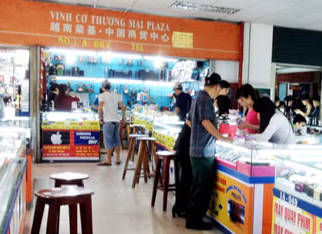 Khách hàng mua điện thoại ở trung tâm thương mại Vinh Cơ, TP Móng Cái.