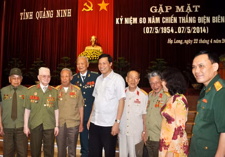 Các đồng chí: Nguyễn Đức Long, Phó Bí thư Tỉnh ủy, Chủ tịch HĐND tỉnh; Vũ Thị Thu Thủy, Phó Chủ tịch UBND tỉnh trò chuyện với các CCB.