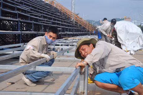 Các công nhân đang hoàn thành nốt những công việc cuối cùng.