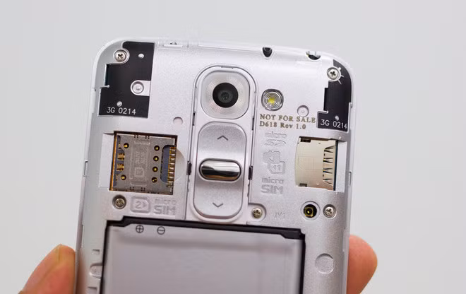 Nắp lưng của máy có thể tháo rời để gắn sim và thẻ nhớ.
