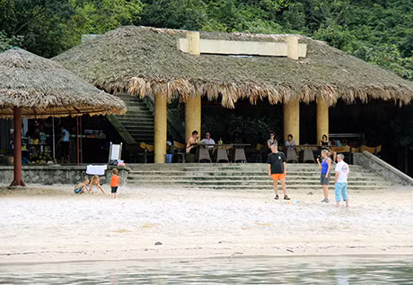 Du khách nước ngoài vui chơi trên đảo Ti-Tốp. (Ảnh minh họa)