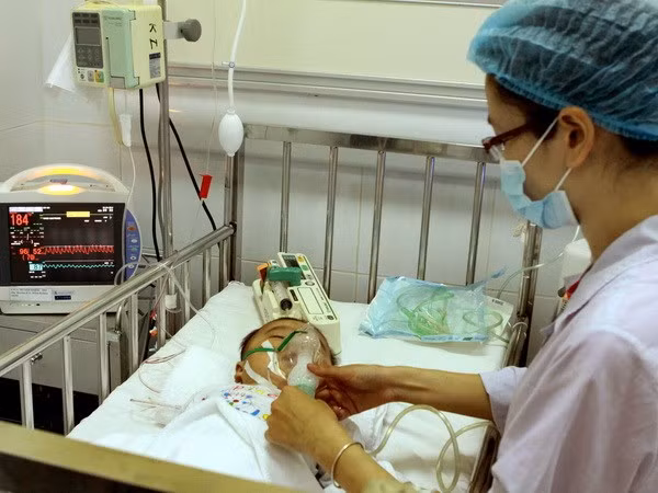 Điều trị cho bệnh nhân mắc sởi tại Bệnh viện Nhi Trung ương. (Ảnh: Dương Ngọc/TTXVN)