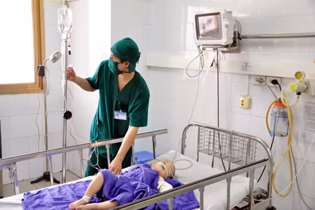 Cháu Vương đang được điều trị tại Khoa gây mê hồi sức.